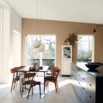 Bilde av et rom med spisebord og sjenk med beige vegger - Fargeproffen AS, Sandefjord, Larvik - Maler